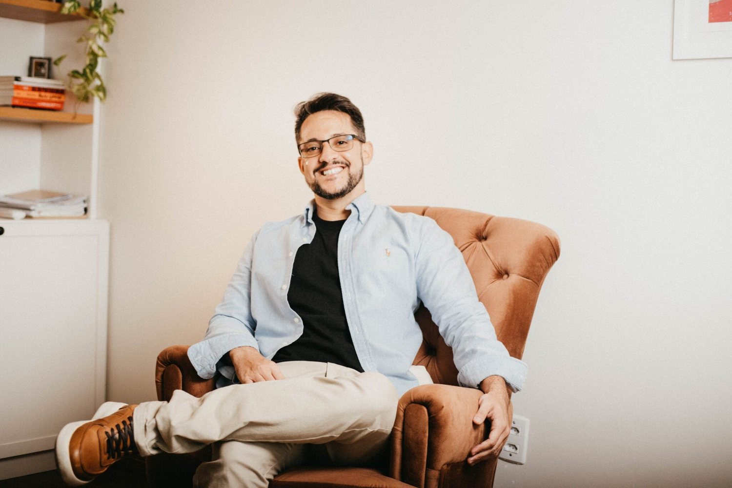 Airton Rocha, psicólogo e sexólogo, em seu consultório